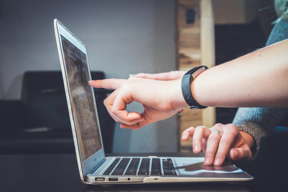 Finger zeigen auf Laptop