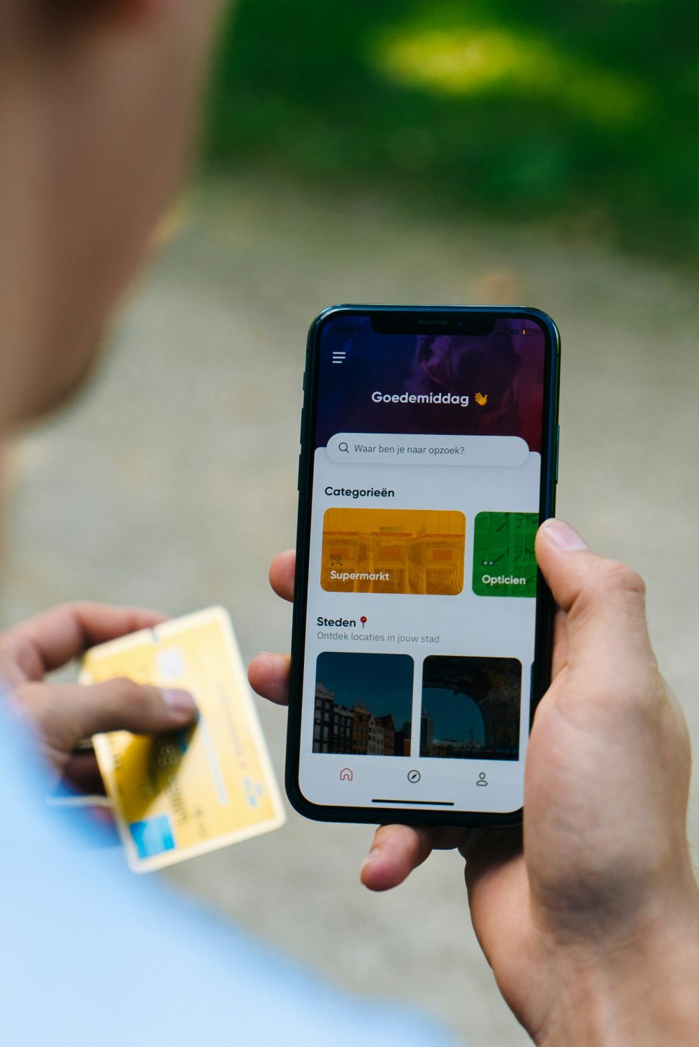Smartphone zeigt Kundenkarten