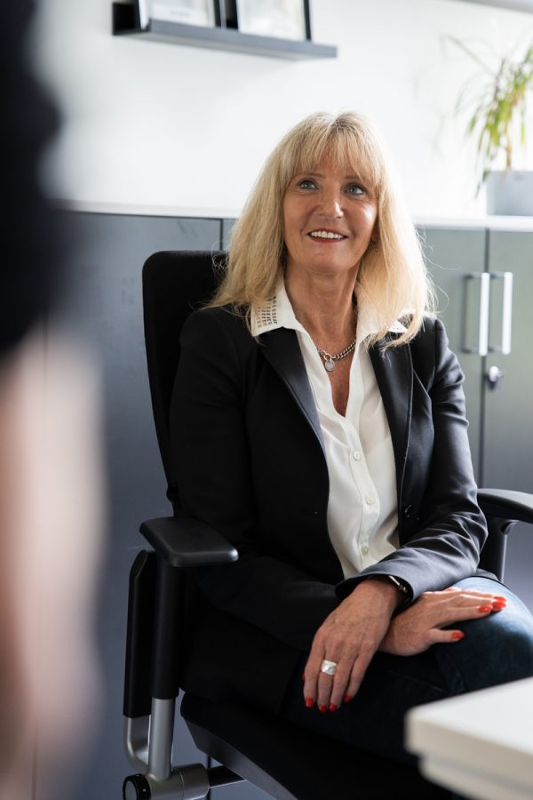 Office Managerin Roswitha Pfennigs im Büro