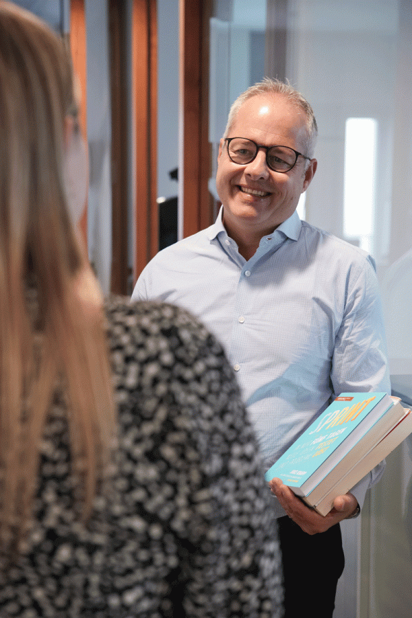 Unternehmensberater Stefan Manahl Hält Bücher