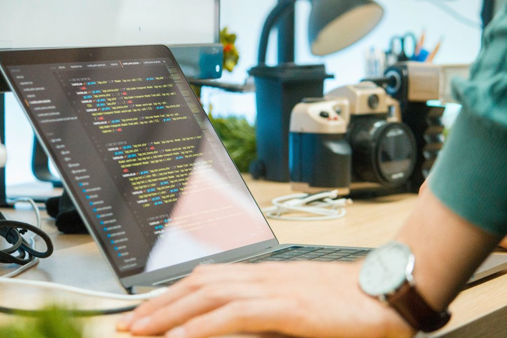 Frau programmiert am Laptop