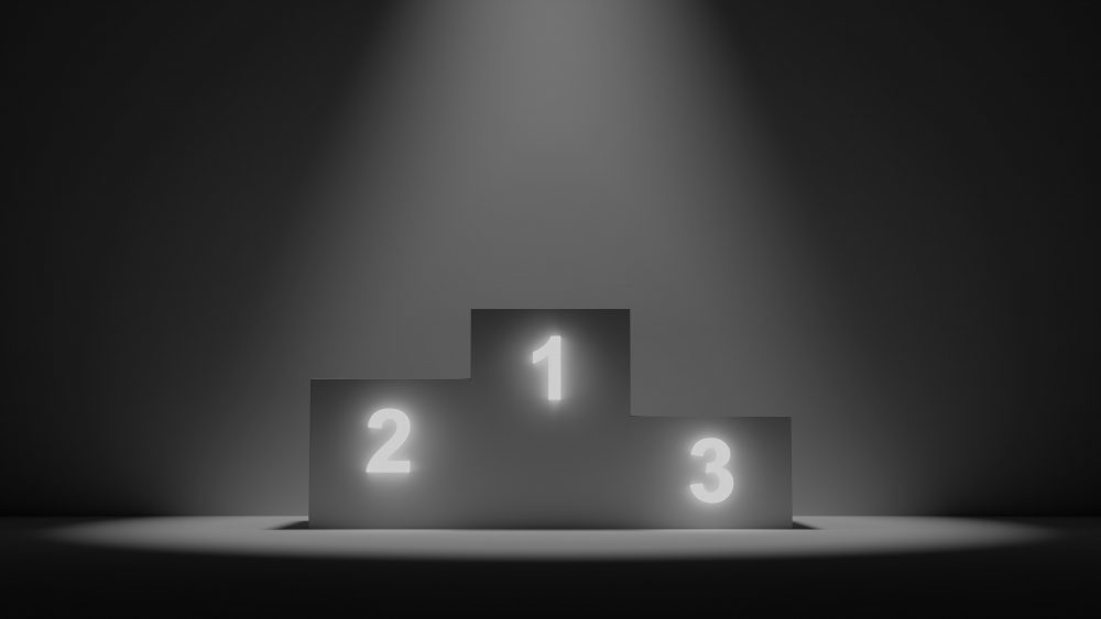 Siegerpodium von oben beleuchtet