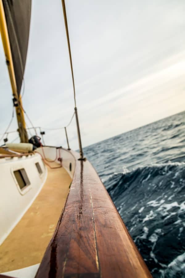 Segelboot der Unternehmensberatung im Meer
