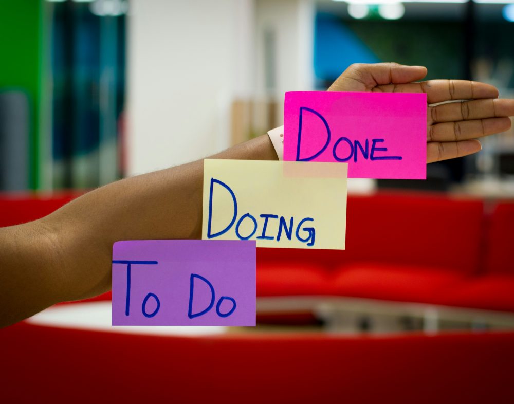Post-its kleben an einem Arm