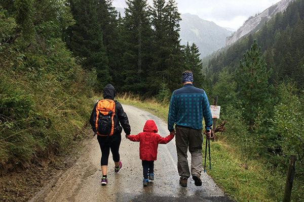 Familie mit Kind wandert im Wald
