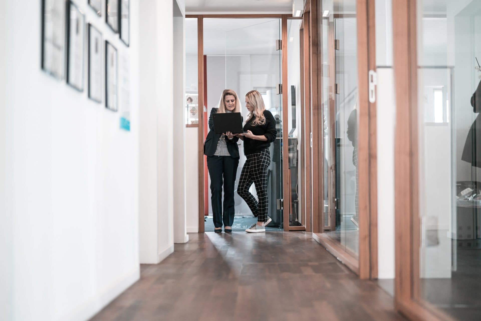 Viola Iskander & ihre Tochter arbeiten
