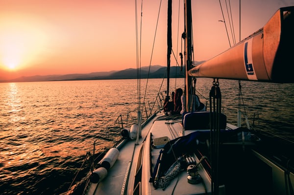 Segelboot bei Sonnenuntergang