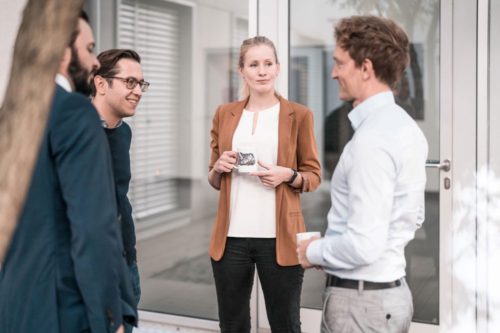 Unternehmensberater stehen im Kreis und analysieren