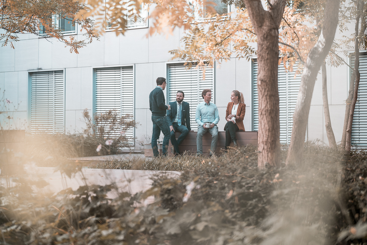 Unternehmensberater sitzen im Park auf einer Bank