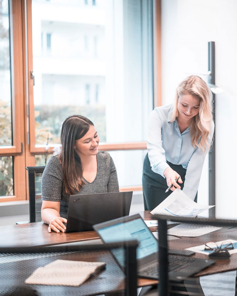 Unternehmensberaterinnen bei Besprechung an Tisch