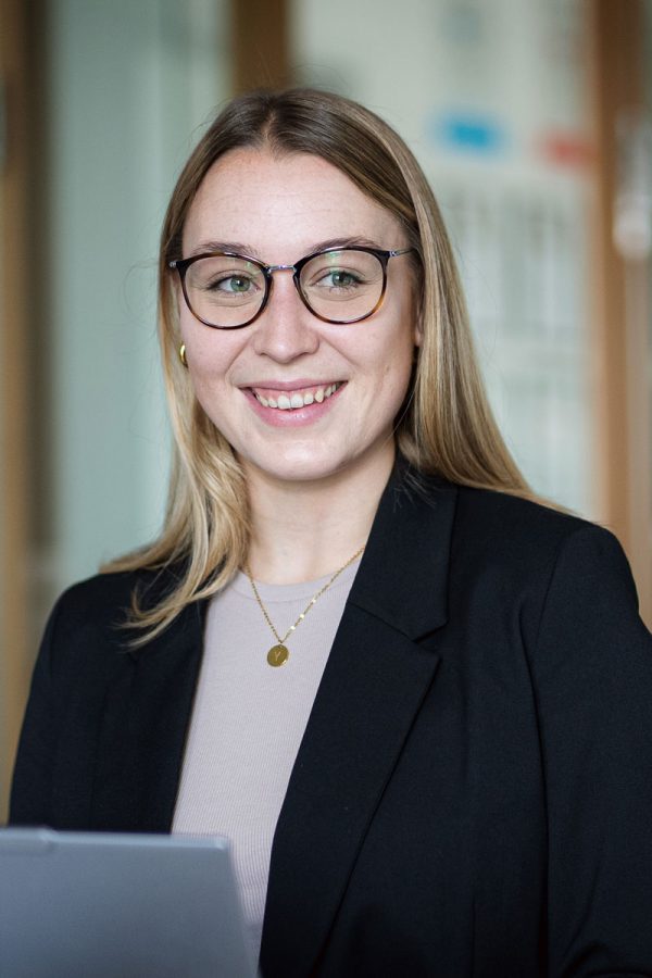 Portrait von Unternehmensberaterin Yara Zimmermann